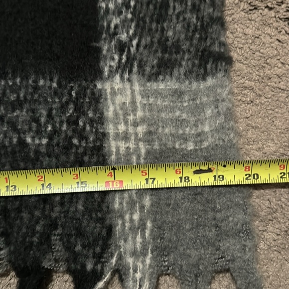 NWT jack & missy Oversized Scarf/Wrap-Plaid in Gray/Black-Twisted Fringe Detail - Picture 14 of 15